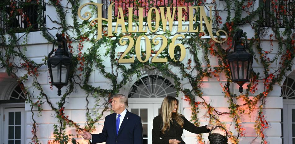 Donald y Melania Trump celebran la tradición de Halloween en los jardines de la Casa Blanca