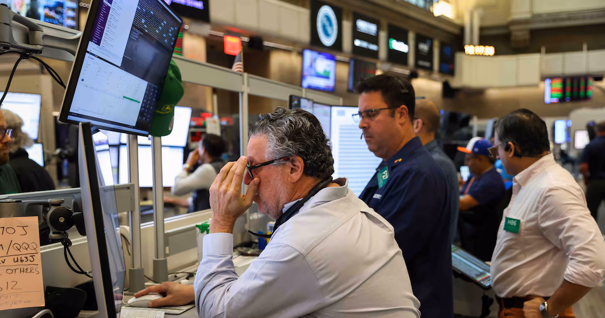Wall Street inicia septiembre a la baja ante escalada del crudo y presión en los bonos globales