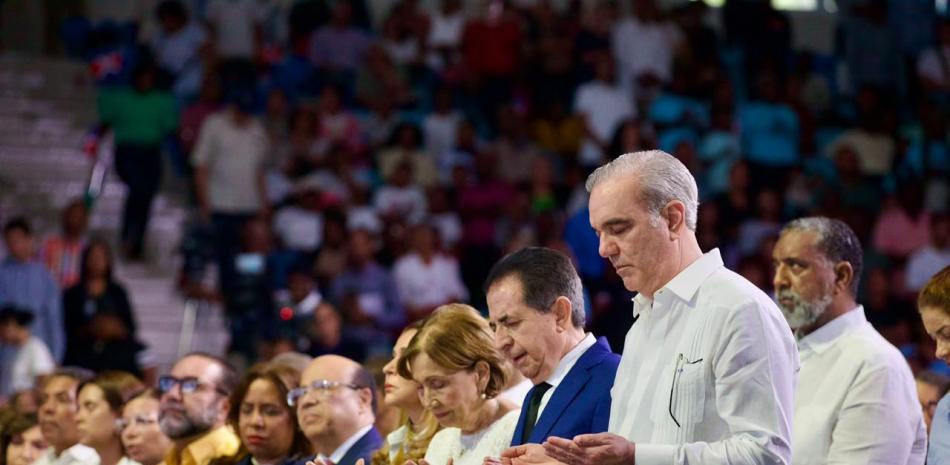 Luis Abinader encabeza multitudinario acto por el Día de la Biblia: "Los hombres pasan, pero Dios permanece"