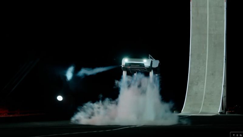 Tesla y Elon Musk desafían los límites del asfalto con un prototipo del Roadster capaz de impulsarse en el aire