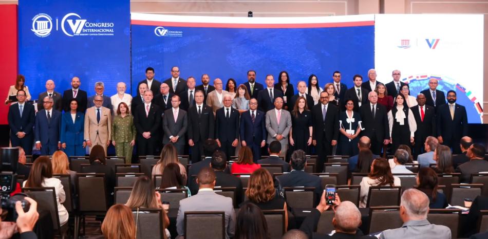 Entre el algoritmo y la toga: Expertos debaten en Santo Domingo los límites éticos del «juez robot»