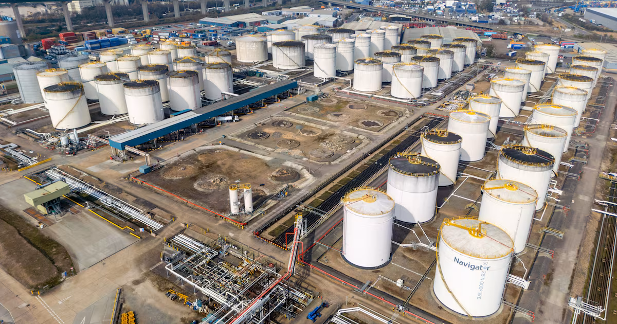 Tensión en el estrecho de Ormuz sacude los mercados: petróleo sube y Wall Street inicia a la baja