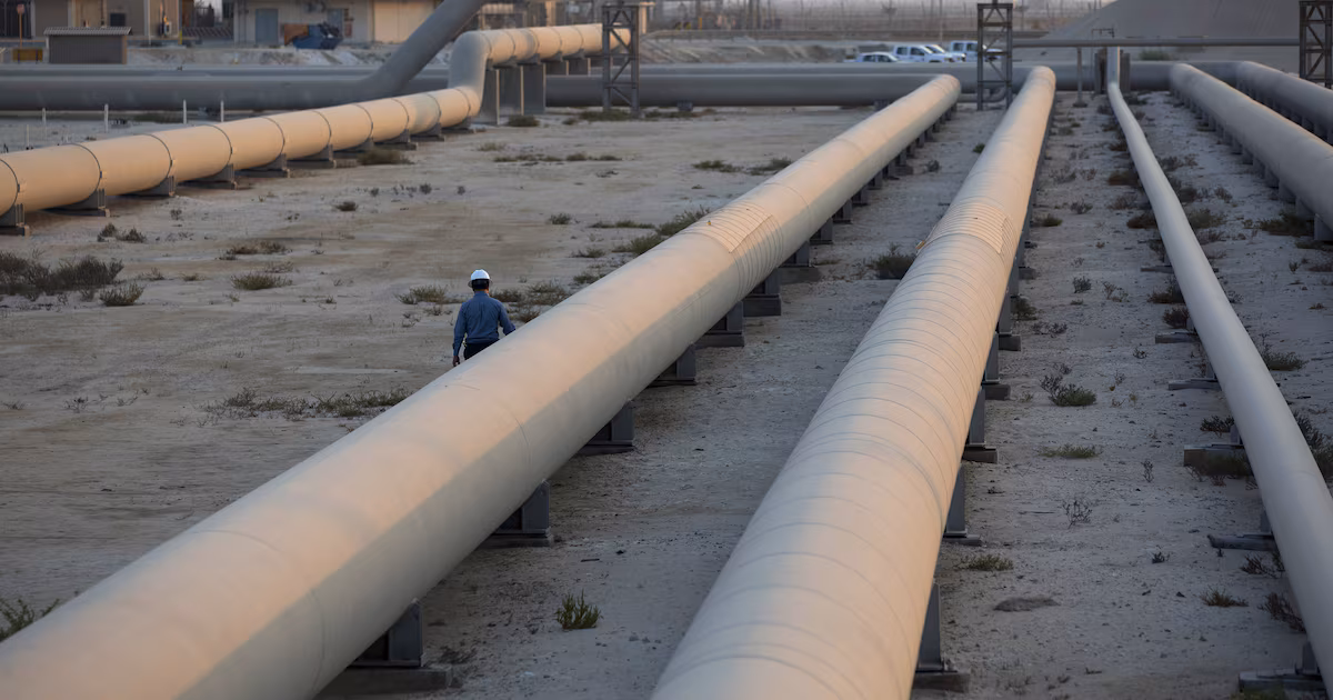 El petróleo Brent quiebra la barrera de los US$100 impulsado por tensiones en el diésel y Medio Oriente