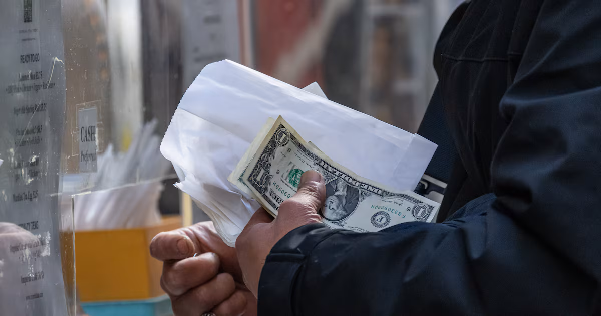 El dólar frena su racha alcista tras un inesperado enfriamiento del empleo en Estados Unidos