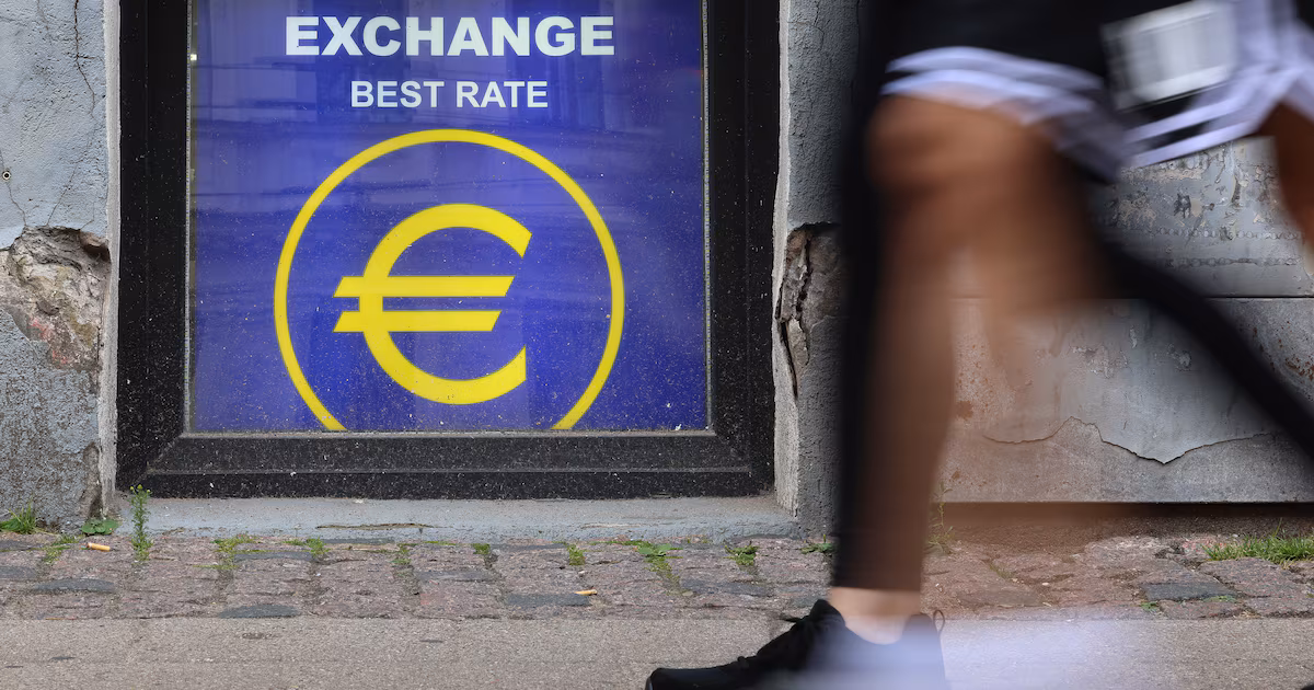 El euro retrocede a mínimos de dos meses ante la firmeza del dólar y el avance de coberturas bajistas