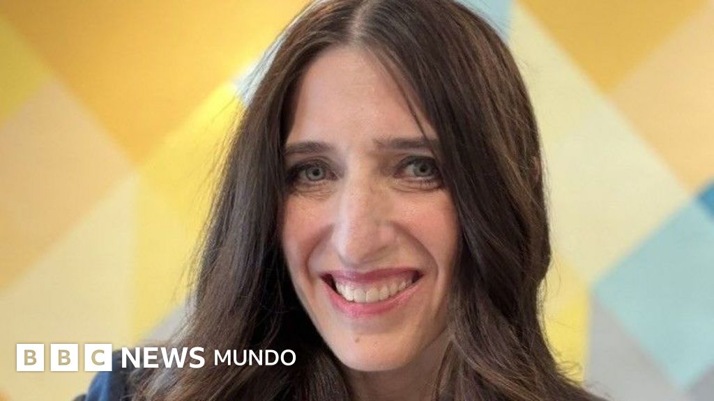 El auxilio silencioso: La mujer que destina 10,000 dólares semanales a familias migrantes recluidas en Texas