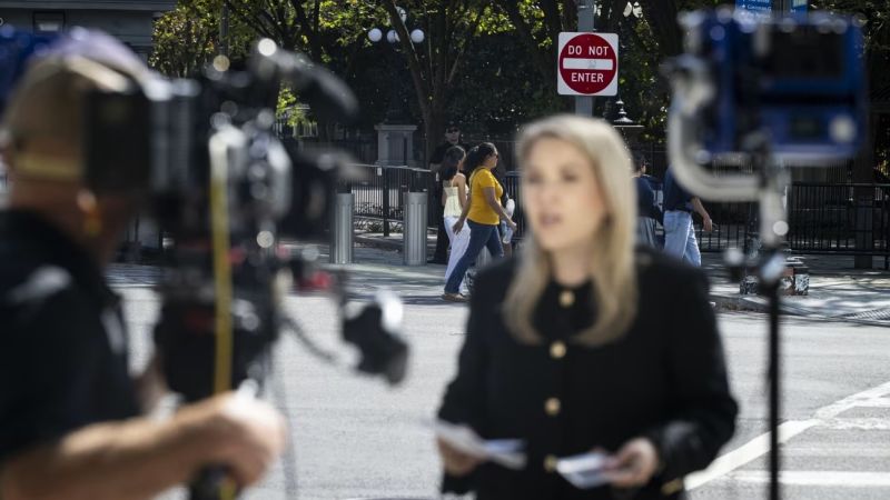 Tensión en Washington: La Casa Blanca profundiza su cerco a la prensa y margina a CNN de la cobertura oficial