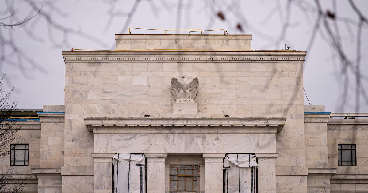 El rebote del crudo presiona los costos en Estados Unidos y complica la estrategia de la Fed