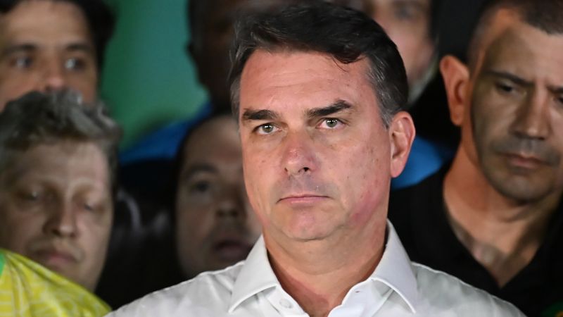 Flávio Bolsonaro recibe orden judicial que le prohíbe salir de Brasil y le exige entregar sus pasaportes