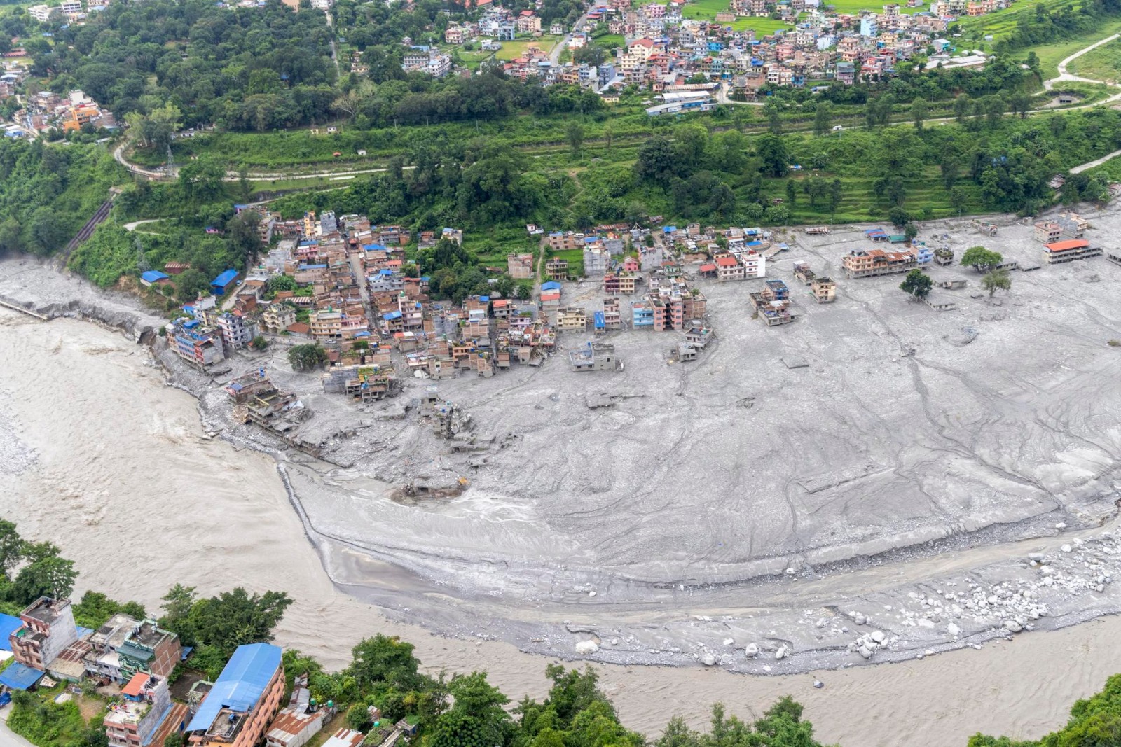 Tragedia en Nepal: ascienden a más de 1,300 los fallecidos tras devastadoras riadas