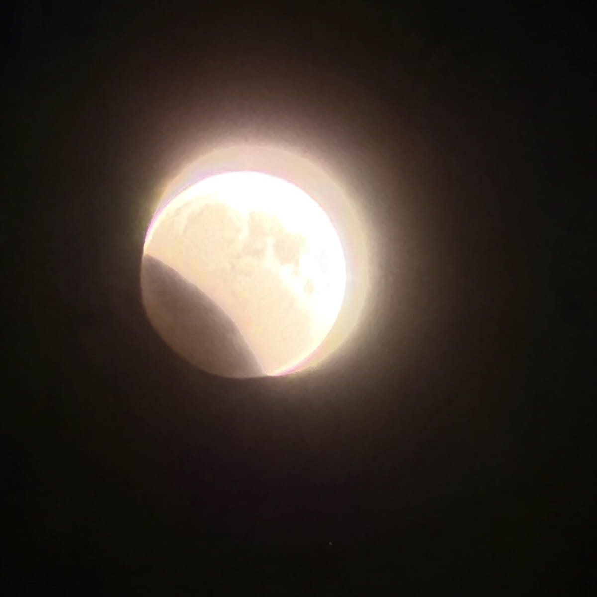 Cielo dominicano se viste de rojo: Todo sobre el impresionante eclipse lunar parcial